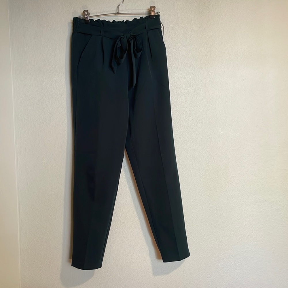 Beautiful forest green trousers with tapered leg